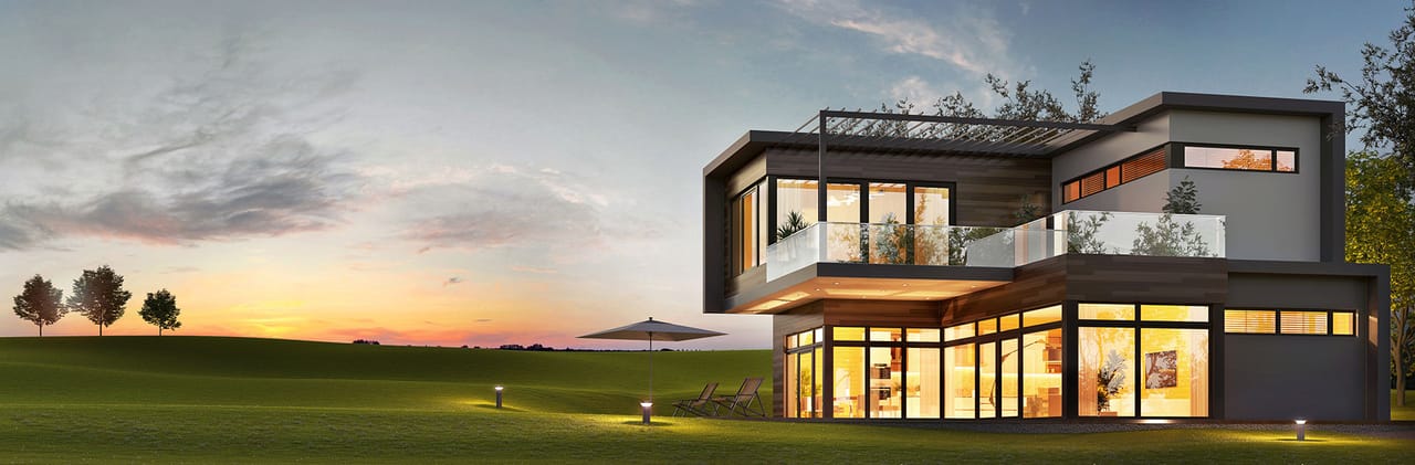 Modernes Wohnhaus mit großflächigen Fenster- und Türelementen in der Abenddämmerung