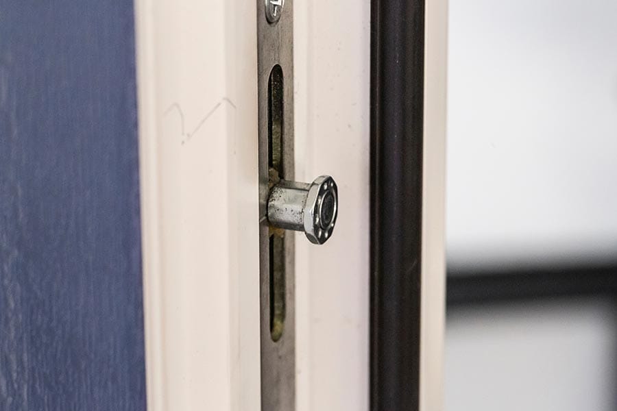Pilzkopfzapfen im Beschlag eines geöffneten Fensterflügels