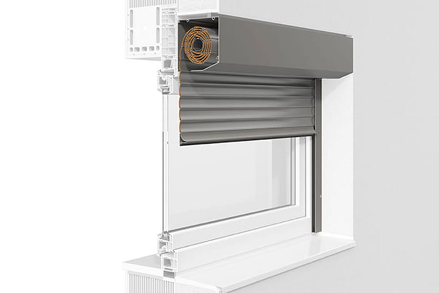 Aufgeschnittenes Modell eines Rollladens mit Vorbaukasten am Fenster